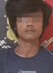 DiAMANKAN: Seorang pria terduga pelaku penganiayaan gunakan sajam, berikut barang bukti diamankan di Mapolsek Belawan, Jumat (10/5/2024), setelah dibekuk, Kamis malam (9/5/2024) dari kawasan Jalan Deli, Belawan.(Foto Dok/Polres Belawan)