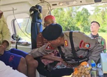 Menteri Sosial Republik Indonesia Ir. Hj. Tri Rismaharini, M.T, bersama Dansat Brimob Polda Sulsel Kombes Pol. Heru Novianto, S.I.K., M.Han., turun langsung evakuasi korban bencana alam di Gunung Latimojong Kabupaten. Luwu, Sulawesi Selatan.