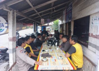 Kegiatan jumat curhat kali ini kembali di laksanakan di wilayah hukum Polres Samosir dengan melibatkan 55 (Lima puluh lima) orang personil Polres Samosir dan Polsek Jajaran tepatnya di warung Pagul Lumban Tungkup Desa Onanrunggu Kecamatan Onanrunggu, Kelurahan Pasar Pangururan Kec. Pangururan, Desa Pardomuan Nauli Kecamatan Palipi, Desa Ambarita Kecamatan Simanindo, Desa Tomok Kecamatan Simanindo, Desa Hutagalung Kecamatan Harian, Warung K Situmorang, Kelurahan Sirumahombar Kecamatan Nainggolan Kabupaten Samosir .Jumat, (10/05/2024).