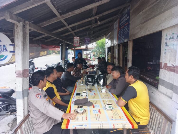 Kegiatan jumat curhat kali ini kembali di laksanakan di wilayah hukum Polres Samosir dengan melibatkan 55 (Lima puluh lima) orang personil Polres Samosir dan Polsek Jajaran tepatnya di warung Pagul Lumban Tungkup Desa Onanrunggu Kecamatan Onanrunggu, Kelurahan Pasar Pangururan Kec. Pangururan, Desa Pardomuan Nauli Kecamatan Palipi, Desa Ambarita Kecamatan Simanindo, Desa Tomok Kecamatan Simanindo, Desa Hutagalung Kecamatan Harian, Warung K Situmorang, Kelurahan Sirumahombar Kecamatan Nainggolan Kabupaten Samosir .Jumat, (10/05/2024).