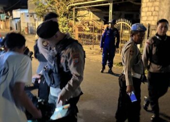Personel Samapta Polresta Manado turut serta dalam upaya menjaga keamanan di wilayahnya. Melalui kegiatan rutin yang ditingkatkan (KRYD), mereka menjalankan patroli intensif di wilayah Kelurahan Banjer LK IV, V, dan VI yang berada di Kecamatan Tikala, Kamis (9/5/2024) malam.