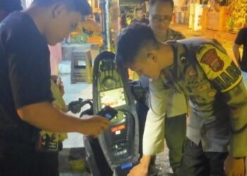Polsek Tikala, Kota Manado, melakukan kegiatan preventif dengan memeriksa dan melakukan geledah terhadap anak-anak mudah yang menggunakan R2 di Kelurahan Banjer, Lk IV, Kecamatan Tikala. Tujuan dari kegiatan ini adalah untuk memastikan keamanan dan ketertiban di wilayah tersebut, Kamis (9/5/2024) malam.