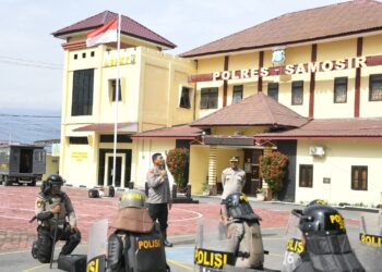 Polres Samosir melakukan pelatihan Dalmas Awal dan Dalmas Lanjutan seperti yang dilaksanakan di Lapangan Mako Polres Samosir, Sabtu, (11/5/2024) pagi.
