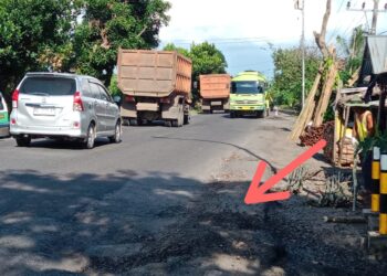 Jalan yang berlobang banyak terjadi di pinggiran permukiman warga Desa Sungai Pinang III, Kecamatan Sungai Pinang Kabupaten Ogan Ilir Provinsi Sumatera Selatan.