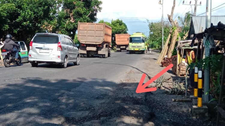 Jalan yang berlobang banyak terjadi di pinggiran permukiman warga Desa Sungai Pinang III, Kecamatan Sungai Pinang Kabupaten Ogan Ilir Provinsi Sumatera Selatan.