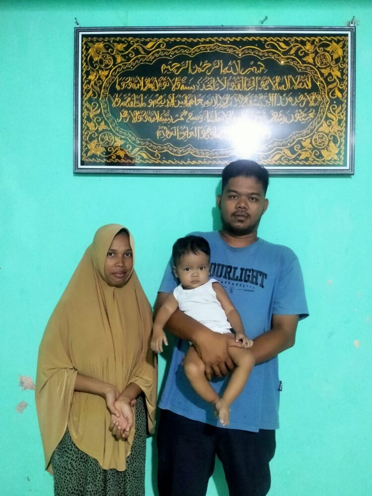 Bocah berusia 1 tahun, bernama Muhammad Abiyan warga Desa Padang Rubek, Kecamatan Kuala Pesisir, Kabupaten Nagan Raya Provinsi Aceh, mengalami bocor jantung dan kini sangat membutuhkan bantuan dari Pemkab Nagan Raya maupun dari dermawan.
