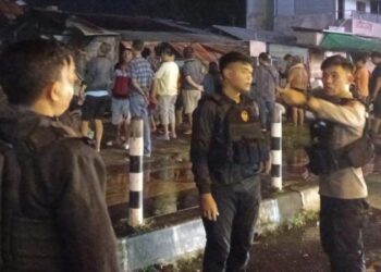 Personel Samapta Polresta Manado terus meningkatkan upaya pemeliharaan keamanan dan ketertiban di wilayah hukum Polresta Manado. Dalam pelaksanaan tugasnya, mereka melaksanakan patroli presisi dengan tekun dan penuh dedikasi, Jumat (10/5/2024) malam.