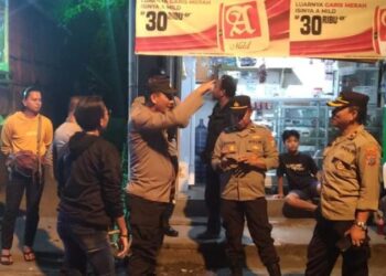 Personel Polresta Manado melaksanakan Kegiatan Rutin yang Ditingkatkan (KRYD) yang dipimpin oleh Kasat Binmas Polresta Manado, Kompol Arie Nayon, selaku Pawas Polresta Manado, Jumat (10/5/2024) malam.
