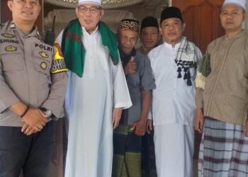 Bhabinkamtibmas (Bintara Pembina Keamanan dan Ketertiban Masyarakat) dari Kepolisian Resort Kota Manado telah berhasil melaksanakan tugas pengamanan dengan sukses saat pelaksanaan ibadah Sholat Jum’at di wilayahnya. Dalam upaya menjaga ketertiban dan keamanan selama ibadah, Bhabinkamtibmas bersama anggota Polresta Manado melaksanakan kegiatan POS Pajasomat (Polisi jaga gereja dan sholat jumat) dengan sungguh-sungguh, Jumat (10/5/2024).