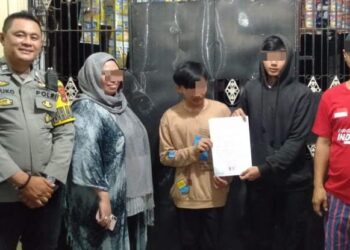 Bhabinkamtibmas (Bhabinkarjana Pembinaan dan Kemitraan Masyarakat) dari Polsek Tuminting berhasil menangani sebuah insiden selisih paham yang terjadi di Kelurahan Tuminting, Lingkungan 2, Kecamatan Tuminting, Kota Manado. Pada hari Jumat, tanggal 10 Mei 2024, sekitar pukul 10.30 WITA, Bhabinkamtibmas bergerak cepat untuk menenangkan situasi dan mencari solusi yang damai.