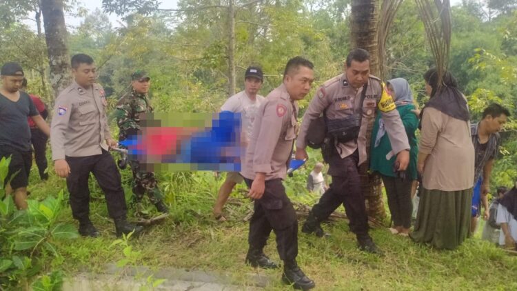 Seorang pria warga Kecamatan Mrebet, Kabupaten Purbalingga meninggal dunia akibat gantung diri. Pria tersebut ditemukan gantung diri pada pohon durian di belakang Puskesmas Serayu Larangan, Kecamatan Mrebet, Kabupaten Purbalingga, Minggu (12/5/2024) siang.
