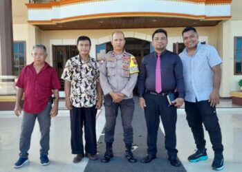 Bhabinkamtibmas dari Polresta Manado melakukan kegiatan Pos Pajasomat (Pengamanan) untuk mendukung keamanan ibadah Minggu pagi. Dalam upaya meningkatkan kenyamanan dan keamanan bagi jemaat, petugas yang bertugas melakukan patroli dan pengawasan di sekitar area gereja-gereja yang menjadi lokasi ibadah, Minggu (12/5/2024).