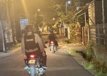 Dengan tujuan menjaga keamanan dan ketertiban masyarakat, petugas melakukan patroli rutin di titik-titik strategis di sepanjang wilayah kota pada Sabtu (11/5/2024) malam. Dilengkapi dengan peralatan dan teknologi canggih, personel Satuan Samapta memantau lalu lintas kendaraan, kegiatan masyarakat, dan lingkungan sekitar secara seksama.