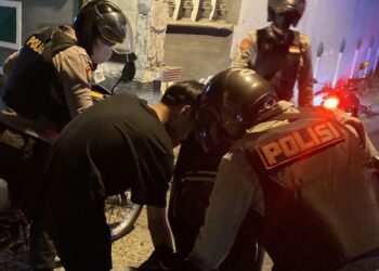Operasi gabungan yang melibatkan Satuan Samapta Polresta Manado Sibulan berhasil mengamankan beberapa pemabuk jalanan dalam upaya menjaga ketertiban dan keamanan di kawasan Sibulan. Dilakukan pada malam petugas berhasil menangkap sejumlah individu yang teridentifikasi sebagai pengganggu ketertiban umum akibat pengaruh minuman keras, Sabtu (11/5/2024) malam.
