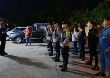 Polsek Wanea bekerja sama dengan perangkat kecamatan dan kelurahan Pakowa menggelar Operasi KRYD (Kepolisian Republik Indonesia untuk Rakyat yang Damai) di berbagai titik strategis di wilayah Karombasan Utara dan Selatan, Ranotana Weru, Teling Atas, Tingkulu, Bumi Nyiur, dan Tanjung Batu, Sabtu (11//2024) malam.