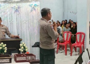 Kasat Binmas Polresta Manado, Kompol Arie Najoan, memimpin kegiatan Minggu Kasih yang berlangsung di Gereja Pantekosta Poligrya Mapanget. Kegiatan ini dihadiri oleh berbagai elemen masyarakat serta pihak kepolisian guna mendengarkan aspirasi dan kebutuhan warga sekitar, Minggu (12/5/2024).