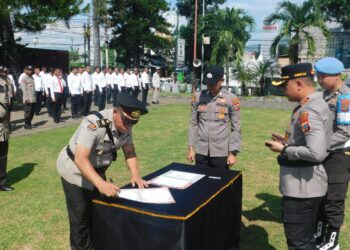 Pada Senin, 13 Mei 2024, pukul 08.45 WITA, Lapangan Apel Polres Bitung menjadi saksi pelaksanaan Upacara Serah Terima Jabatan Kabag Ops, Kasat Samapta, Kasat Binmas, Kapolsek Maesa, Kapolsek Matuari, Kasi Propam, dan Pelantikan Kasi Humas Polres Bitung. Inspektur Upacara, Kapolres Bitung AKBP Albert Zain, memimpin acara tersebut dengan dihadiri pejabat-pejabat terkait serta personel Polres Bitung.