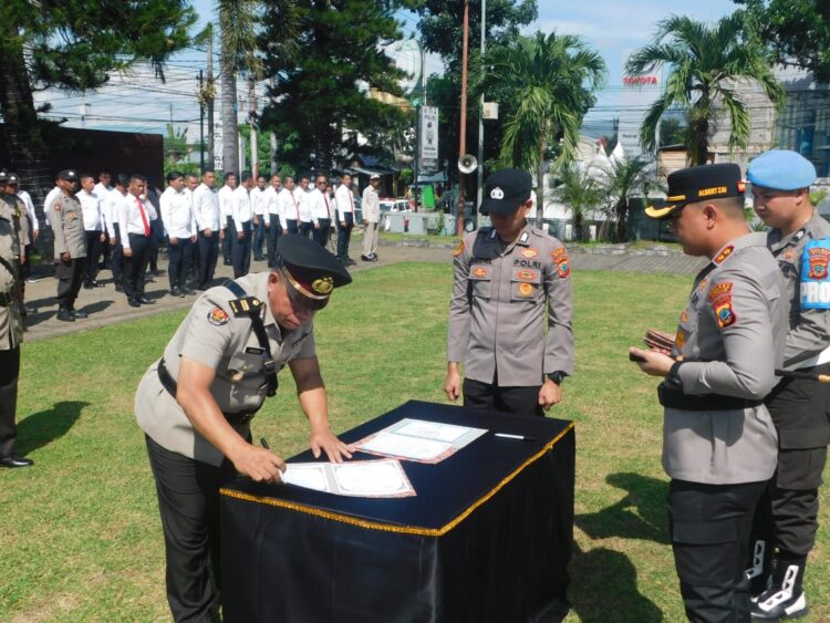 Pada Senin, 13 Mei 2024, pukul 08.45 WITA, Lapangan Apel Polres Bitung menjadi saksi pelaksanaan Upacara Serah Terima Jabatan Kabag Ops, Kasat Samapta, Kasat Binmas, Kapolsek Maesa, Kapolsek Matuari, Kasi Propam, dan Pelantikan Kasi Humas Polres Bitung. Inspektur Upacara, Kapolres Bitung AKBP Albert Zain, memimpin acara tersebut dengan dihadiri pejabat-pejabat terkait serta personel Polres Bitung.