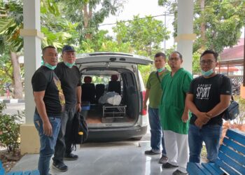Pada hari Sabtu, 11 Mei 2024, di RSUD Djasamen Saragih Kota Pematang Siantar pada pukul 21:30 Wib, Polsek Simanindo menyerahkan Jenasah RNH yang di terima oleh Kepala Ruangan Instalasi Forensik RONI SIBARANI, S.Kep.Nes dan staf instalansi Yuni Fadillah, jenajah telah di masukan dalam lemari es ruangan Instalansi Kedokteran Forensik dan Medikolegal dalam keadaan aman dan terkendali.