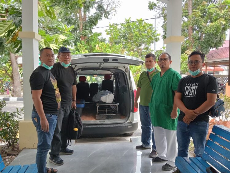Pada hari Sabtu, 11 Mei 2024, di RSUD Djasamen Saragih Kota Pematang Siantar pada pukul 21:30 Wib, Polsek Simanindo menyerahkan Jenasah RNH yang di terima oleh Kepala Ruangan Instalasi Forensik RONI SIBARANI, S.Kep.Nes dan staf instalansi Yuni Fadillah, jenajah telah di masukan dalam lemari es ruangan Instalansi Kedokteran Forensik dan Medikolegal dalam keadaan aman dan terkendali.