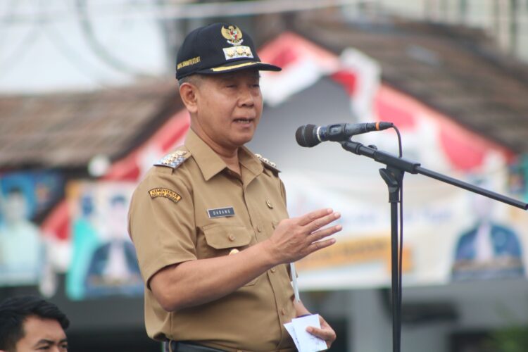 Pj Walikota Tegal Dadang Somantri saat memimpin Apel Pagi Bersama di Halaman Pendopo Ki Gede Sebayu, Komplek Balai Kota Tegal, Senin (13/5) pagi.