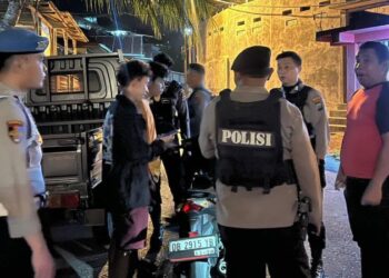 Patroli Rayon melaksanakan kegiatan patroli dan KRYD (Kegiatan Rutin Yang Ditingkatkan) di wilayah Kelurahan Banjer LK IV, V, dan VI, Kecamatan Tikala. Kegiatan tersebut merupakan bagian dari upaya Polisi dalam memelihara keamanan dan ketertiban di lingkungan masyarakat, Pada Senin, 13 Mei 2024, sekitar pukul 02.04 WITA.
