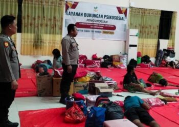 Anggota Polsek Tikala turut serta dalam pengecekan jumlah pengungsi Gunung Ruang Kabupaten Sitaro yang bermukim di Posko Pengungsian Sentra Tumou Tou, yang terletak di Kelurahan Paal IV, Lingkungan V, Kecamatan Tikala, Kota Manado, Pada hari Minggu, tanggal 12 Mei 2024, pukul 19.00 WITA.