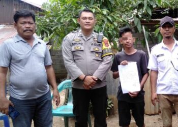 Bhabinkamtibmas dari Polsek Tuminting, yang dikenal atas dedikasinya dalam menyelesaikan permasalahan warga, kembali menjadi sorotan atas inisiatifnya yang berhasil dalam menangani suatu masalah di lingkungan masyarakatnya. Kali ini, ia menggunakan solusi yang tidak biasa, yakni Lem Eha-Bond, untuk memperbaiki sebuah situasi yang memerlukan perhatian khusus, Senin (13/5/2024).