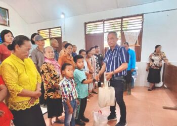 Ketua PUK PTPN IV Unit Kebun Marjandi Ronni Sitorus saat menyerahkan paket sembako kepada lansia  dan yatim piatu di sekitar PTPN IV Unit Kebun Marjandi bertempat di HKBP Kebun Marjandi, Kabupaten Simalungun (Foto : Dok/PTPN IV Kebun Marjandi)