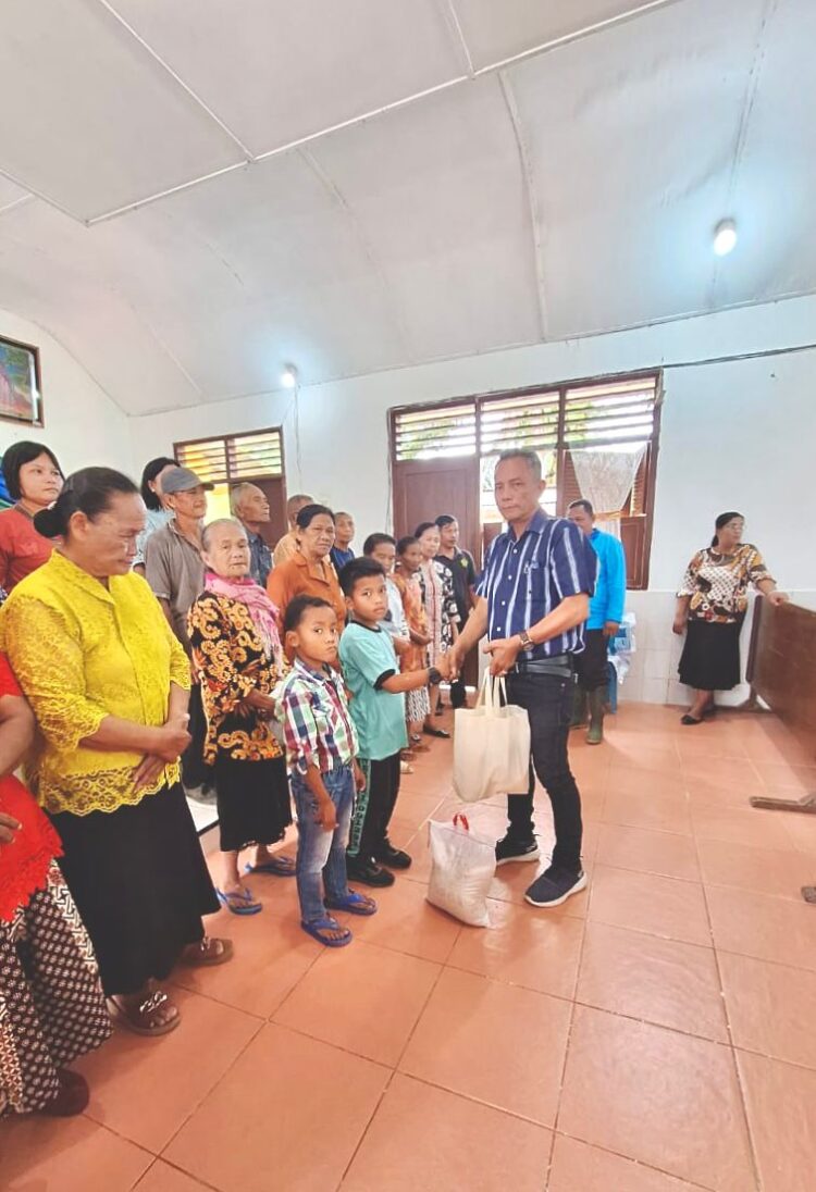 Ketua PUK PTPN IV Unit Kebun Marjandi Ronni Sitorus saat menyerahkan paket sembako kepada lansia  dan yatim piatu di sekitar PTPN IV Unit Kebun Marjandi bertempat di HKBP Kebun Marjandi, Kabupaten Simalungun (Foto : Dok/PTPN IV Kebun Marjandi)