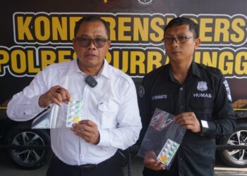 Kasat Reserse Narkoba Polres Purbalingga AKP Achirul Yahya didampingi Plt Kasihumas Ipda Uky Ishianto, Selasa (14/5/2024) dalam konferensi pers.