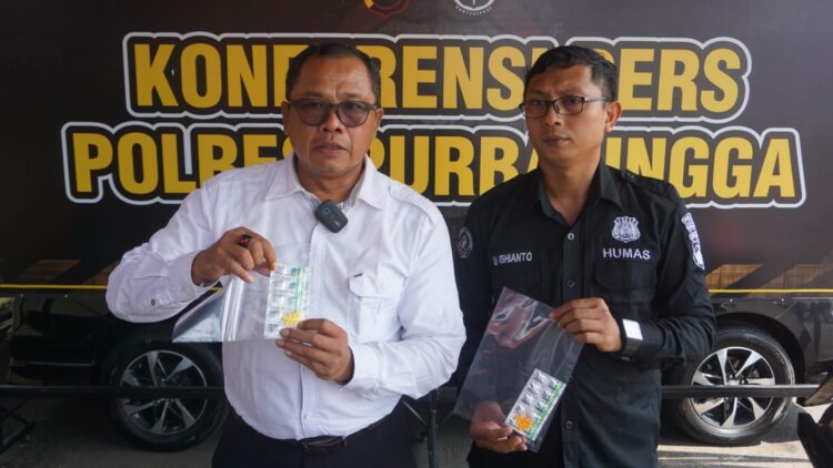 Kasat Reserse Narkoba Polres Purbalingga AKP Achirul Yahya didampingi Plt Kasihumas Ipda Uky Ishianto, Selasa (14/5/2024) dalam konferensi pers.