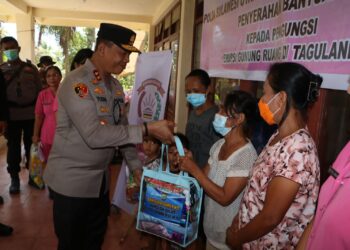 Kapolda Sulawesi Utara Irjen Pol Yudhiawan didampingi para pejabat utama (PJU) Polda mengunjungi para pengungsi mandiri di puncak Nggehei Kampung Botto Kecamatan Tagulandang,