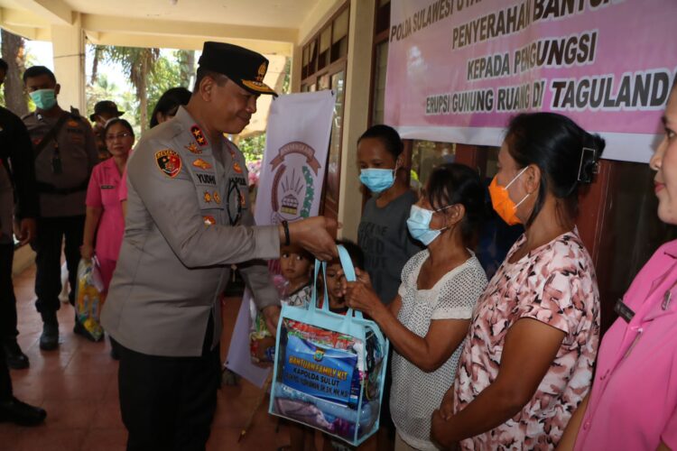 Kapolda Sulawesi Utara Irjen Pol Yudhiawan didampingi para pejabat utama (PJU) Polda mengunjungi para pengungsi mandiri di puncak Nggehei Kampung Botto Kecamatan Tagulandang,