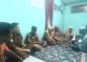 PJ Bupati Nagan Raya diwakili Kepala Dinas Kesehatan Nagan Raya Siti Zaidar dan Kepala RSUD SIM dr. Dedi Apdiadi melakukan home visit menjenguk anak penderita jantung bocor di Desa Padang Rubek Kecamatan Kuala Pesisir. Senin (14/05/2024).