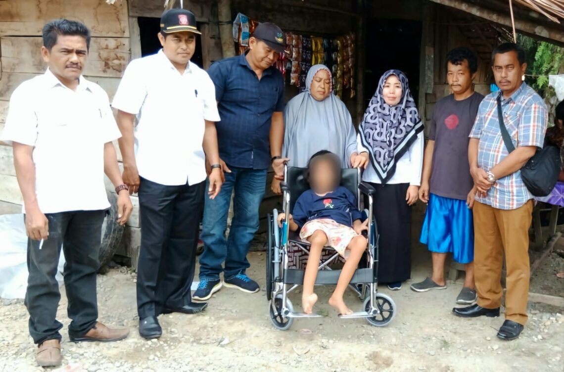 Pemkab Nagan Raya melalui Dinas Sosial (Dinsos) juga menyalurkan bantuan kursi roda untuk anak pasutri tersebut. Saat itu, penyaluran bantuan tersebut didampingi Ketua Dewan Pimpinan Cabang, Perkumpulan Penyandang Disabilitas (DPC-PPDI) Ali Efendi.