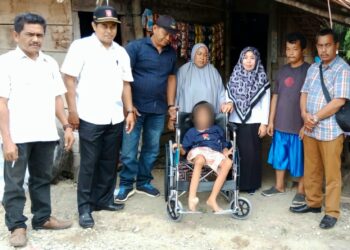 Pemkab Nagan Raya melalui Dinas Sosial (Dinsos) juga menyalurkan bantuan kursi roda untuk anak pasutri tersebut. Saat itu, penyaluran bantuan tersebut didampingi Ketua Dewan Pimpinan Cabang, Perkumpulan Penyandang Disabilitas (DPC-PPDI) Ali Efendi.