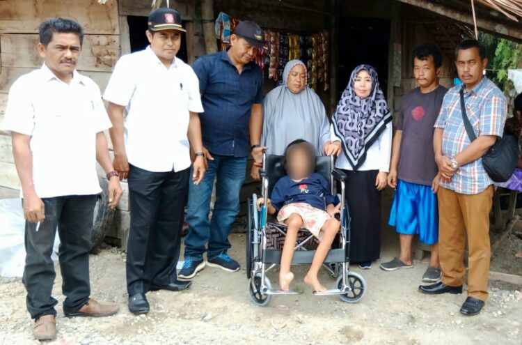 Pemkab Nagan Raya melalui Dinas Sosial (Dinsos) juga menyalurkan bantuan kursi roda untuk anak pasutri tersebut. Saat itu, penyaluran bantuan tersebut didampingi Ketua Dewan Pimpinan Cabang, Perkumpulan Penyandang Disabilitas (DPC-PPDI) Ali Efendi.
