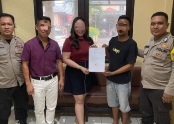 Bhabinkamtibmas Polsek Malalayang berhasil memediasi kasus kecelakaan lalu lintas yang melibatkan dua kendaraan di kawasan Jalan Wolter Monginsidi, Malalayang. Melalui pendekatan humanis dan persuasif, kedua belah pihak yang terlibat sepakat untuk menyelesaikan masalah tersebut secara kekeluargaan tanpa perlu melanjutkan ke jalur hukum, Selasa (14/5/2024).