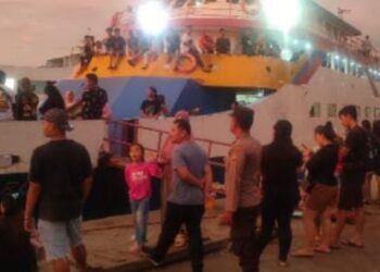 Polsek Pelabuhan Manado melakukan pengamanan ketat dalam pelaksanaan keberangkatan penumpang dari Pelabuhan Manado menuju beberapa destinasi, yakni Pelabuhan Tagulandang, Siau, Tahuna, Talaud, dan Ternate. Langkah ini dilakukan untuk memastikan kelancaran dan keamanan bagi para penumpang yang melakukan perjalanan menggunakan kapal laut, Selasa (14/5/2024).