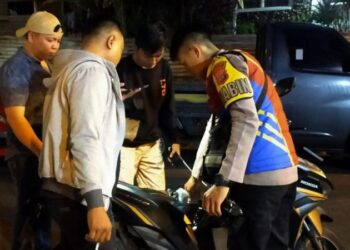 Polsek Tikala, sebagai bagian dari Polresta Manado, kembali melaksanakan Kegiatan Rutin yang Ditingkatkan (KRYD) di wilayah hukum mereka, khususnya di Kelurahan Banjer, Kecamatan Tikala, Kota Manado. Kegiatan ini bertujuan untuk meningkatkan keamanan dan ketertiban masyarakat di kawasan tersebut, Senin (13/5/2024) malam.