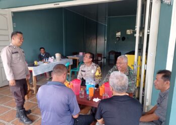 Bhabinkamtibmas Polres Samosir aktif melakukan sosialisasi door to door untuk menjaga kondusifitas keamanan dan ketertiban masyarakat (kamtibmas) di desa binaan.