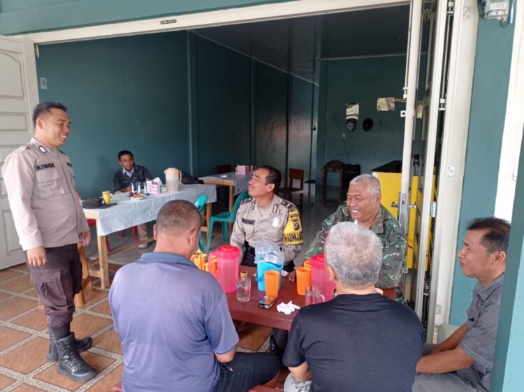 Bhabinkamtibmas Polres Samosir aktif melakukan sosialisasi door to door untuk menjaga kondusifitas keamanan dan ketertiban masyarakat (kamtibmas) di desa binaan.