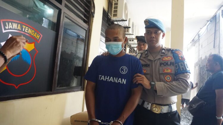 Polres Purbalingga menggelar konferensi pers kasus penganiayaan yang menyebabkan korban meninggal dunia di Dusun Pangebonan, Desa Cipaku, Kecamatan Mrebet, Kabupaten Purbalingga. Kegiatan digelar di Aula Wicaksana Laghawa Mapolres Purbalingga, Kamis (16/5/2024) siang.