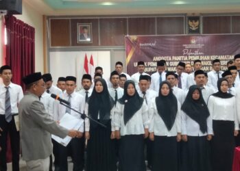 Komisi Independen Pemilihan (KIP) Kabupaten Nagan Raya Aceh melantik 50 orang calon anggota Panitia Pemilihan Kecamatan (PPK) Kamis (16/05/24) di Hotel Grand Nagan Kawasan Simpang Peut Kecamatan Kuala. Pelantikan ini seiring telah dilakukan serangkaian tahapan seleksi oleh KIP.