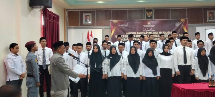Komisi Independen Pemilihan (KIP) Kabupaten Nagan Raya Aceh melantik 50 orang calon anggota Panitia Pemilihan Kecamatan (PPK) Kamis (16/05/24) di Hotel Grand Nagan Kawasan Simpang Peut Kecamatan Kuala. Pelantikan ini seiring telah dilakukan serangkaian tahapan seleksi oleh KIP.