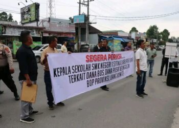 Kapolres Dairi AKBP Agus Bahari, PA., SIK, SH, M.Si bersama personil gelar pelaksanaan pengamanan Aksi Unjuk Rasa dari Aliansi Pemerhati Pengguna Anggaran Negara (AP2AN) Kabupaten Dairi di Kantor Kejaksaan Negeri Dairi, Jalan Sisingamangaraja Sidikalang Kecamatan Sidikalang Kabupaten Dairi. Kamis (16/05/2024).