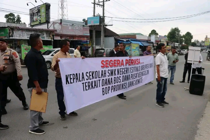 Kapolres Dairi AKBP Agus Bahari, PA., SIK, SH, M.Si bersama personil gelar pelaksanaan pengamanan Aksi Unjuk Rasa dari Aliansi Pemerhati Pengguna Anggaran Negara (AP2AN) Kabupaten Dairi di Kantor Kejaksaan Negeri Dairi, Jalan Sisingamangaraja Sidikalang Kecamatan Sidikalang Kabupaten Dairi. Kamis (16/05/2024).