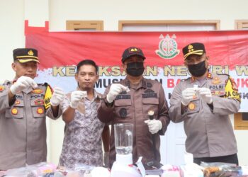 Kepala Kepolisian Resor Wajo AKBP H. Fatchur R , S.H.,M.H menghadiri acara pemusnahan barang bukti penanganan tindak pidana umum yang telah memiliki kekuatan hukum tetap (inkrah), Kamis (16/5/2024) sekitar Pukul 10.15 Wita. Kegiatan tersebut dihadiri pula oleh Kepala Kejaksaan Negeri Wajo Andi Usama Harun, S.H.,M.H, Waka Polres Wajo Kompol Hardjoko, S.H., M.H, Kasat Samapta AKP Maering Palimbong, Kasikum Polres Wajo AKP Muh. Natsir, Kasat Tahti IPDA Annas, S.H, Kanit Pidum IPDA Muhlis, S.H, Kanit Pam obvit Samapta IPDA Alpius, S.H dan Staff Kejari.