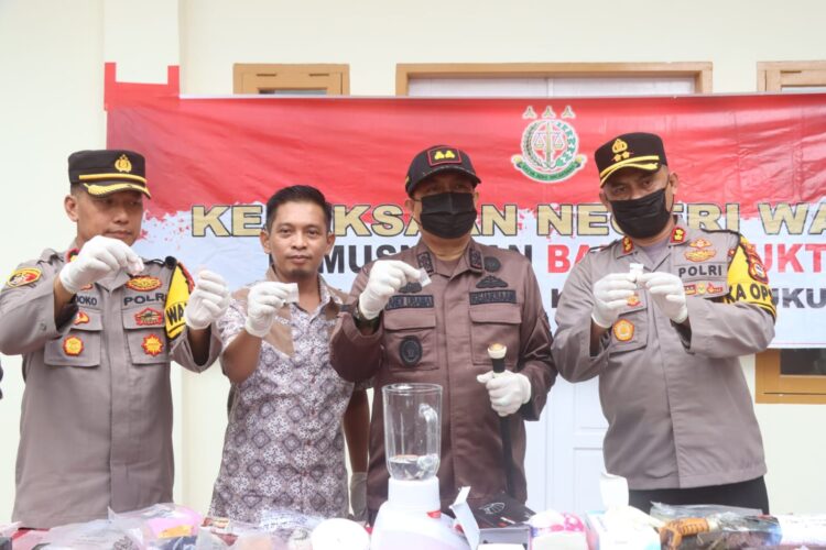Kepala Kepolisian Resor Wajo AKBP H. Fatchur R , S.H.,M.H menghadiri acara pemusnahan barang bukti penanganan tindak pidana umum yang telah memiliki kekuatan hukum tetap (inkrah), Kamis (16/5/2024) sekitar Pukul 10.15 Wita. Kegiatan tersebut dihadiri pula oleh Kepala Kejaksaan Negeri Wajo Andi Usama Harun, S.H.,M.H, Waka Polres Wajo Kompol Hardjoko, S.H., M.H, Kasat Samapta AKP Maering Palimbong, Kasikum Polres Wajo AKP Muh. Natsir, Kasat Tahti IPDA Annas, S.H, Kanit Pidum IPDA Muhlis, S.H, Kanit Pam obvit Samapta IPDA Alpius, S.H dan Staff Kejari.